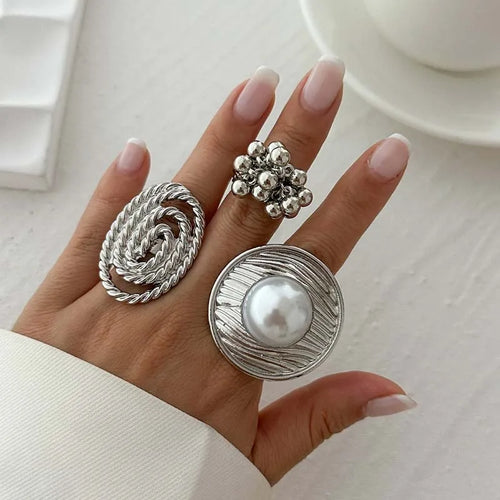 Anillo de Estilo Barroco con Perla Blanca plateada