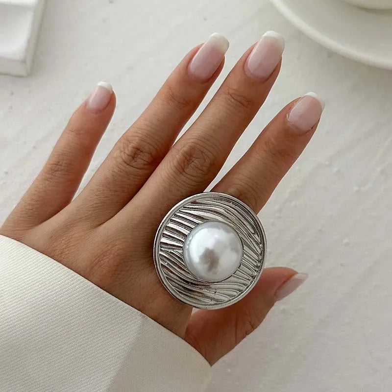 Anillo de Estilo Barroco con Perla Blanca plateada