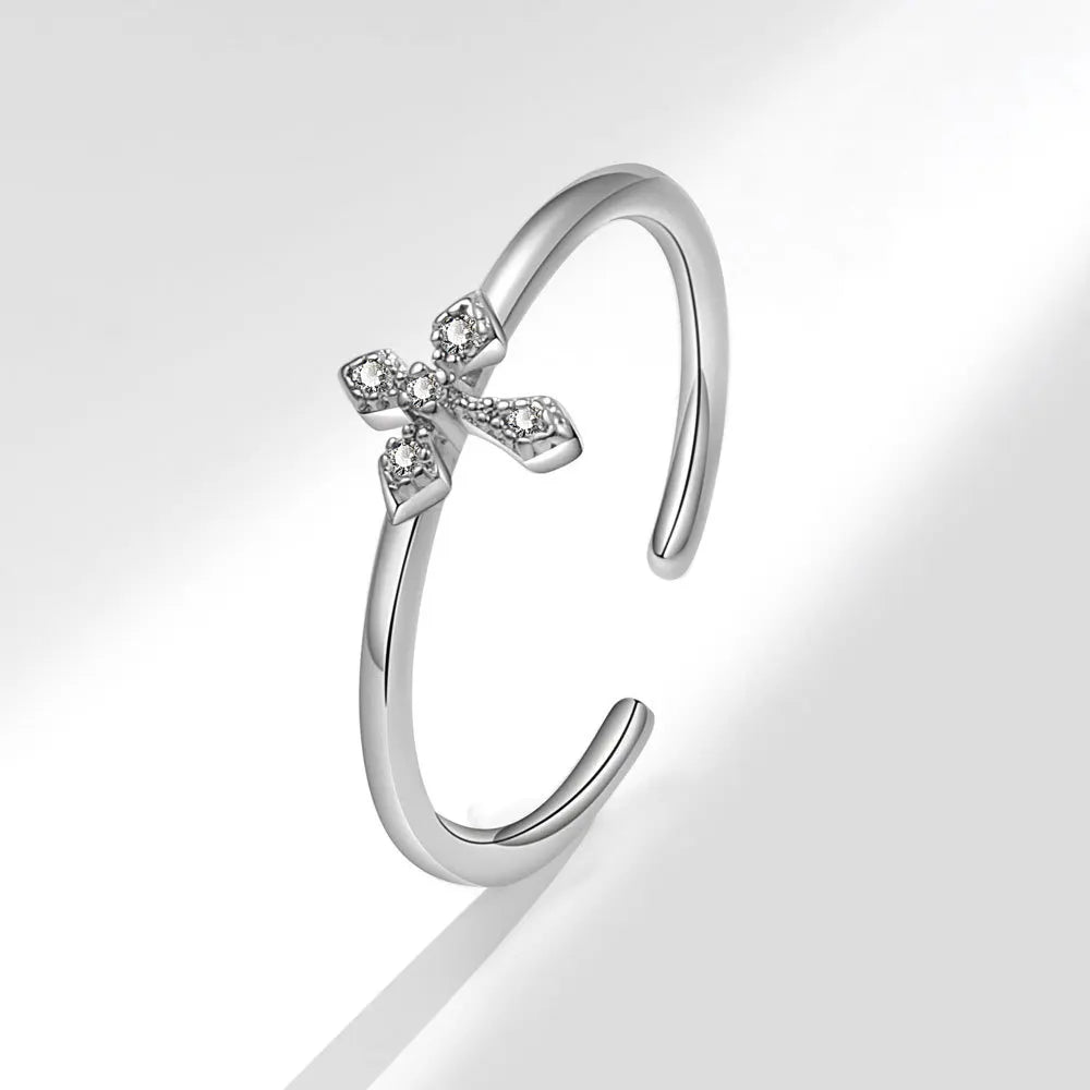 Anillo Elegante con Cruz de Circonio
