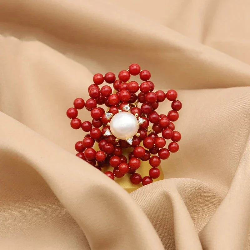 Anillo con forma de flor de coral y perlas