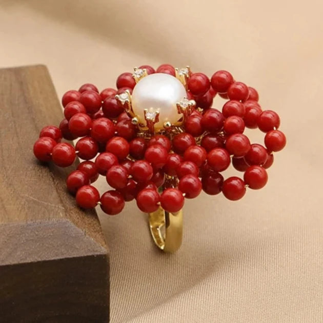 Anillo con forma de flor de coral y perlas