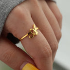 Bague fine décorée d'une initiale - lettre