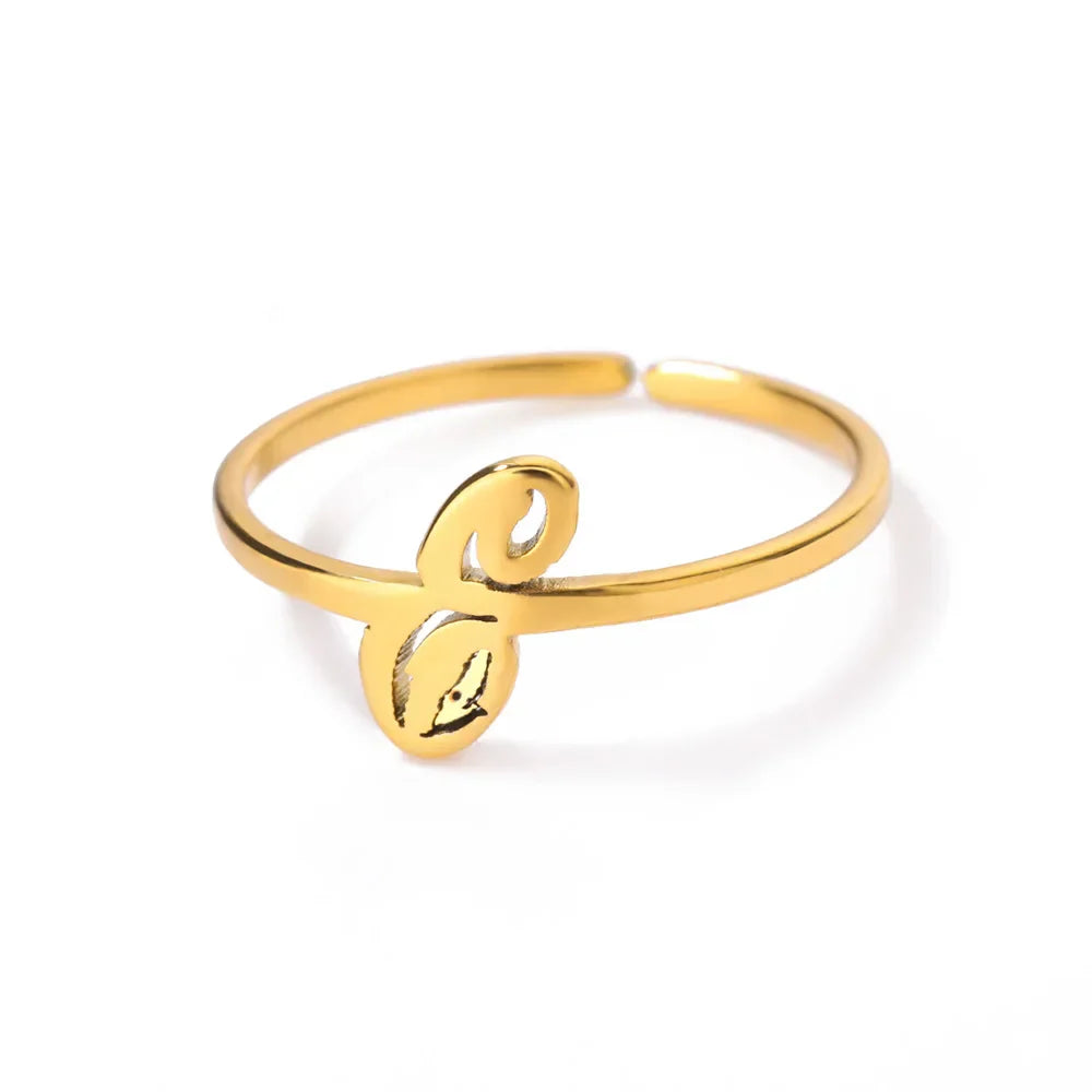Bague fine décorée d'une initiale - lettre