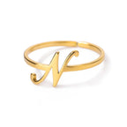 Bague fine décorée d'une initiale - lettre