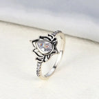 Anillo Flor de Loto Plateado Mujer blanco