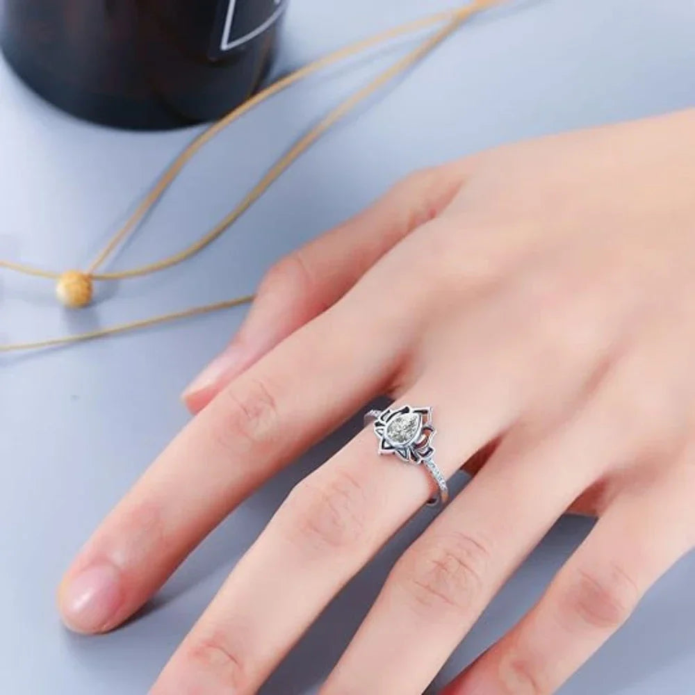 Anillo Flor de Loto Plateado Mujer blanco
