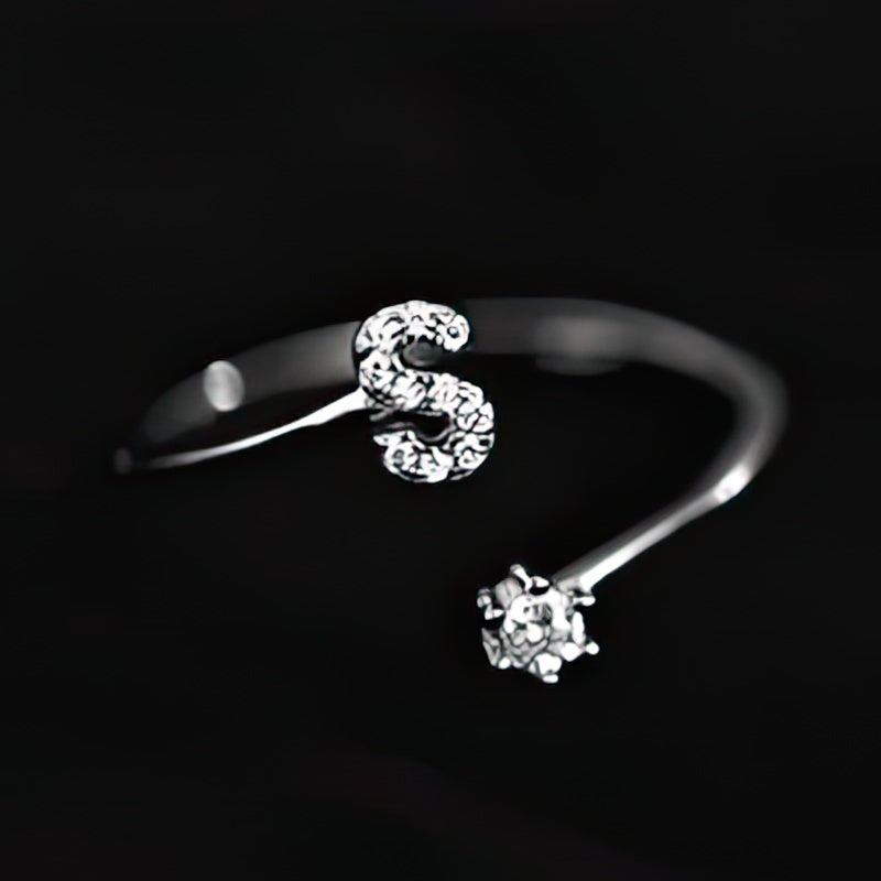 Bague initiale femme - lettre