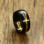 Anillo con motivo de Cruz Egipcia en negro y oro
