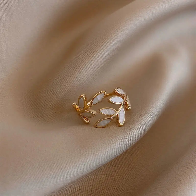 Anillo Retro Hoja de Laurel en Circonio