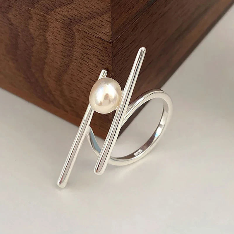 Anillo Estilizado con Perla Blanca en Circonio
