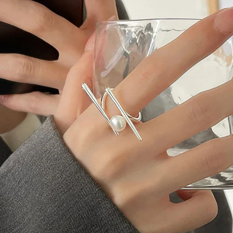Anillo Estilizado con Perla Blanca en Circonio