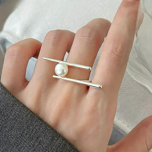 Anillo Estilizado con Perla Blanca en Circonio
