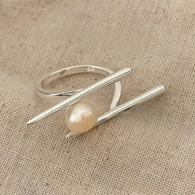 Anillo Estilizado con Perla Blanca en Circonio
