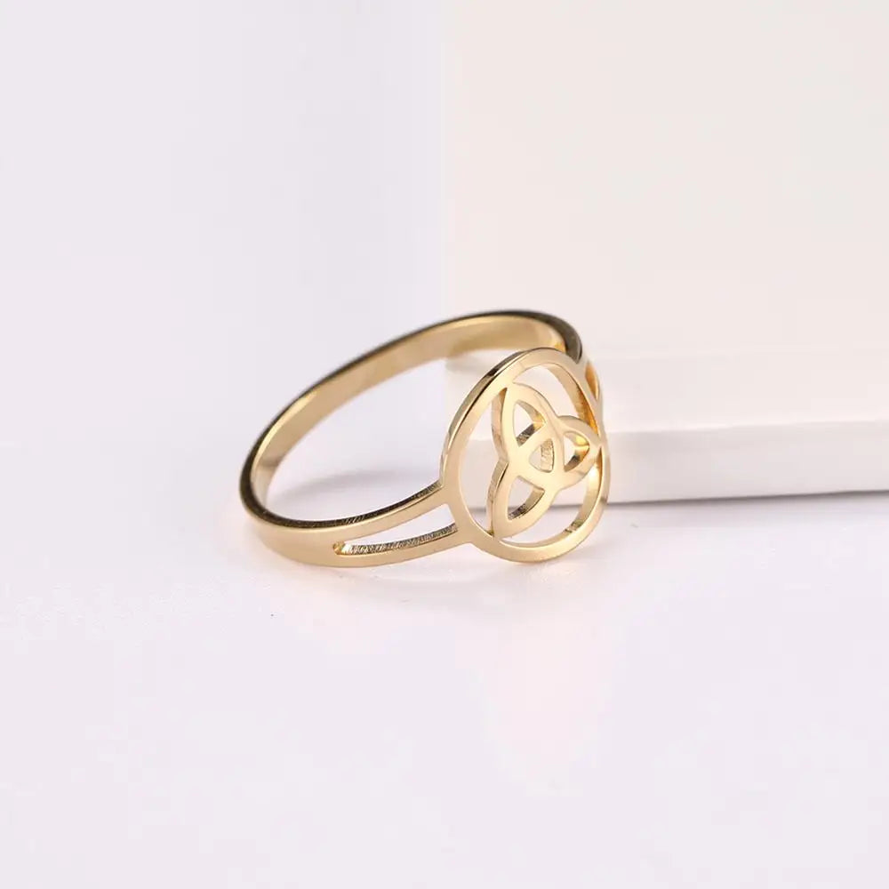 Anillo Triquetra Nudo de la Trinidad Irlandés oro