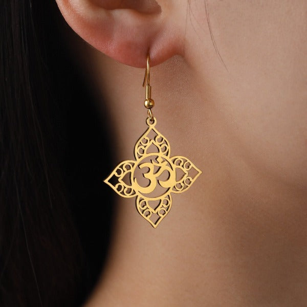 Pendiente Om Budista oro