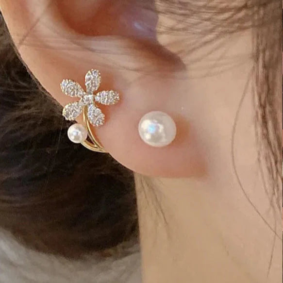 Pendientes de botón con flor de circonita y perla