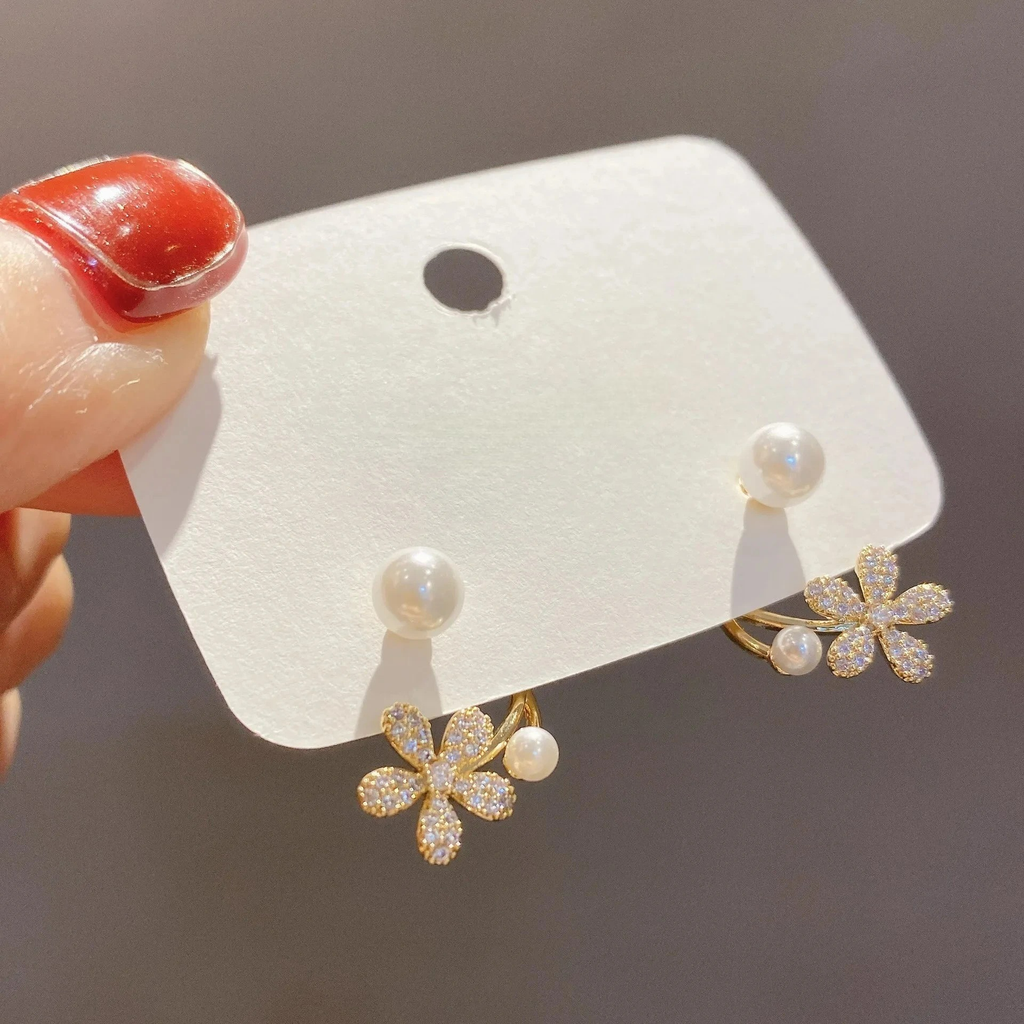 Pendientes de botón con flor de circonita y perla