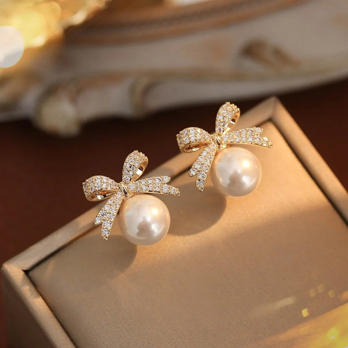 Elegantes Pendientes de Botón con perla y Lazo de Mariposa en Stras