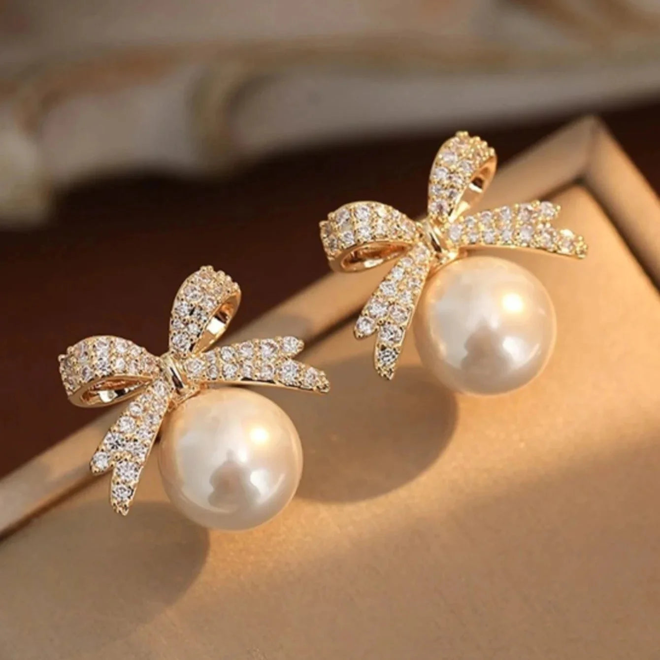Elegantes Pendientes de Botón con perla y Lazo de Mariposa en Stras