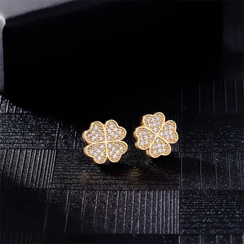 Aretes de botón con trébol de 4 hojas en circonio dorado