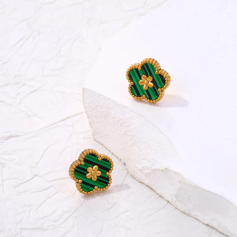 Pendientes de botón con trébol de 5 hojas verde