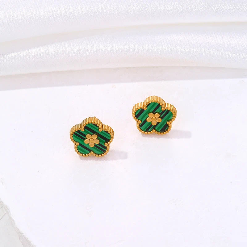 Pendientes de botón con trébol de 5 hojas verde