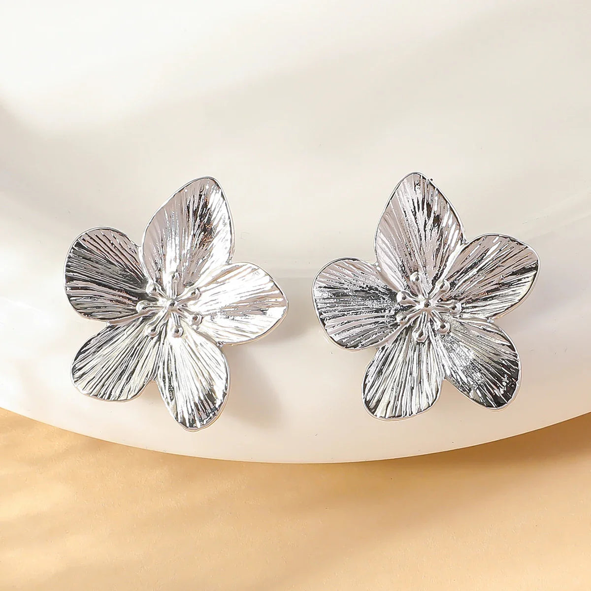 Pendientes de botón flor de cinco pétalos plata