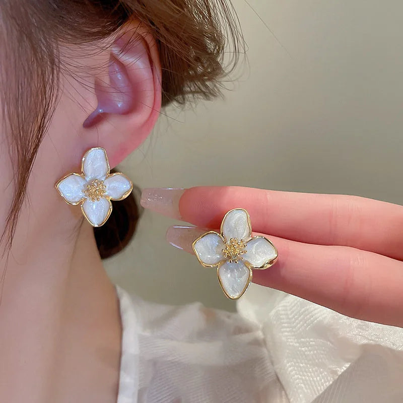 Pendientes de botón Flor de Hibisco Pétalos Nacarados blancos