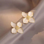 Pendientes de botón Flor de Hibisco Pétalos Nacarados blancos