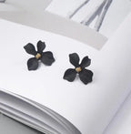 Pendientes de Clavo Flor Cuatro Pétalos negro