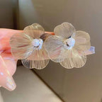 Pendientes de Clavo Flor Pétalos Anchos Blancos