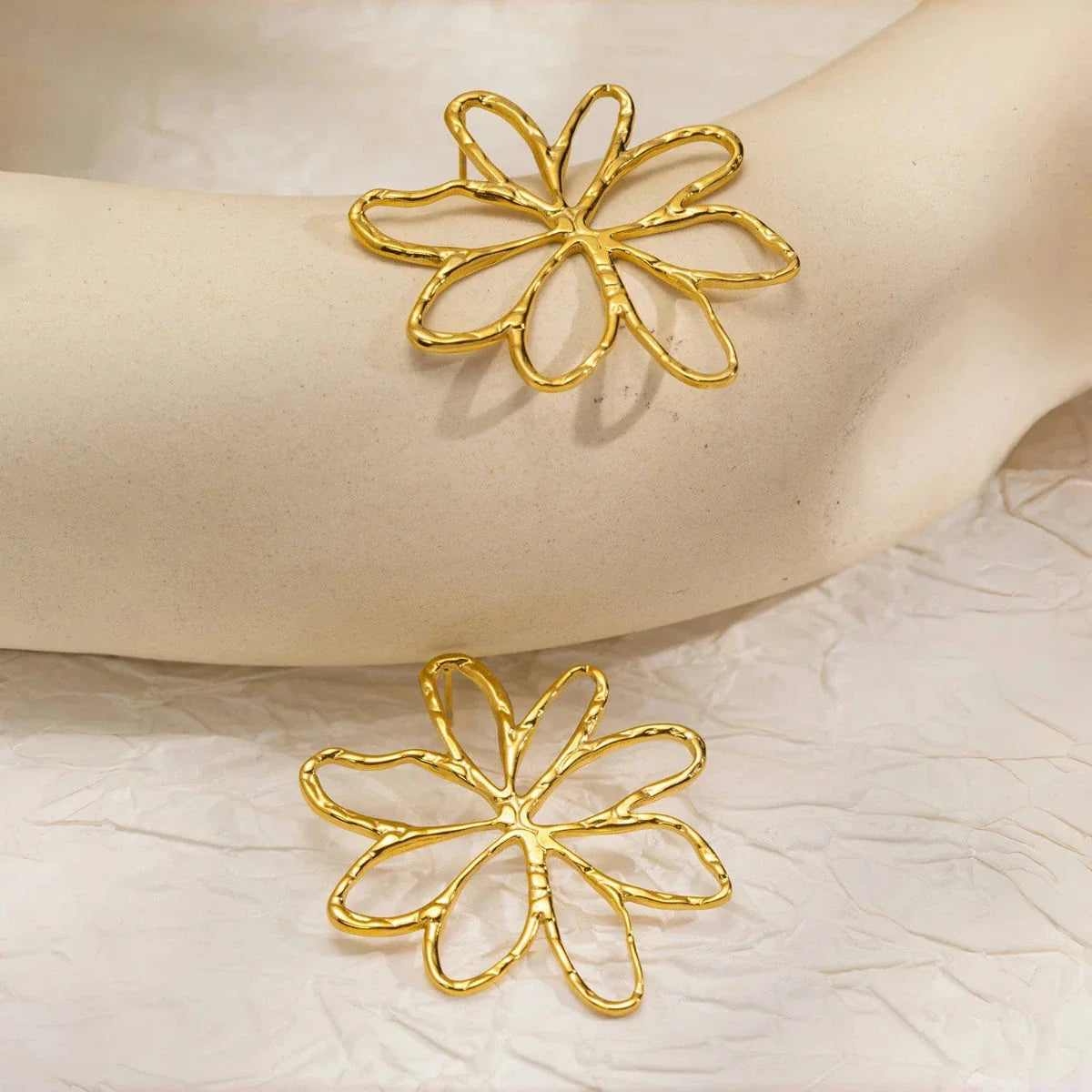 Pendientes de botón Flores Asimétricas oro