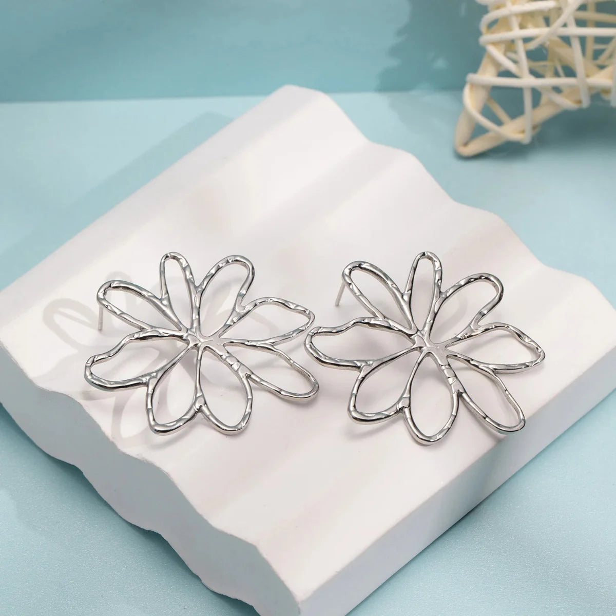 Pendientes de botón Flores Asimétricas plata