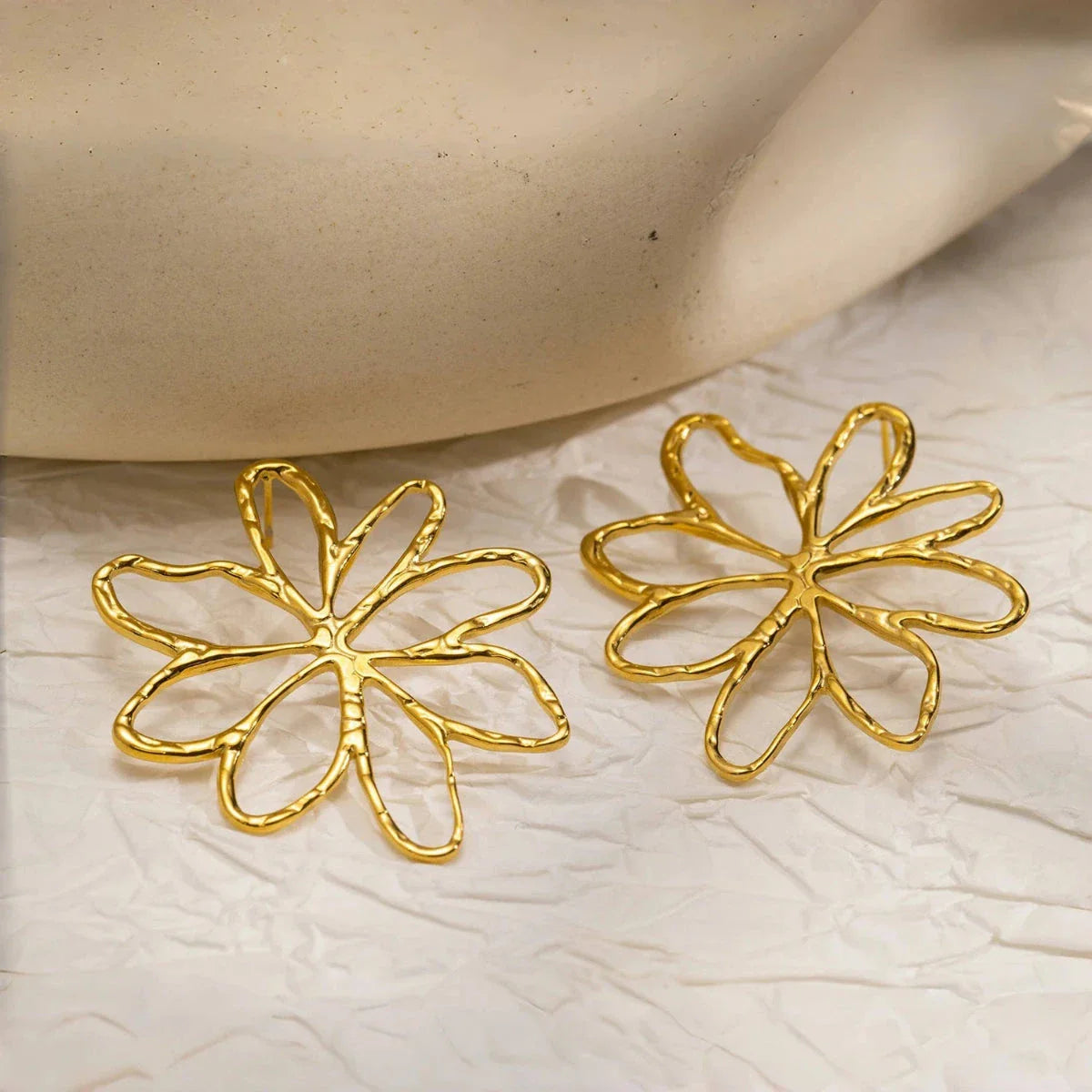 Pendientes de botón Flores Asimétricas oro