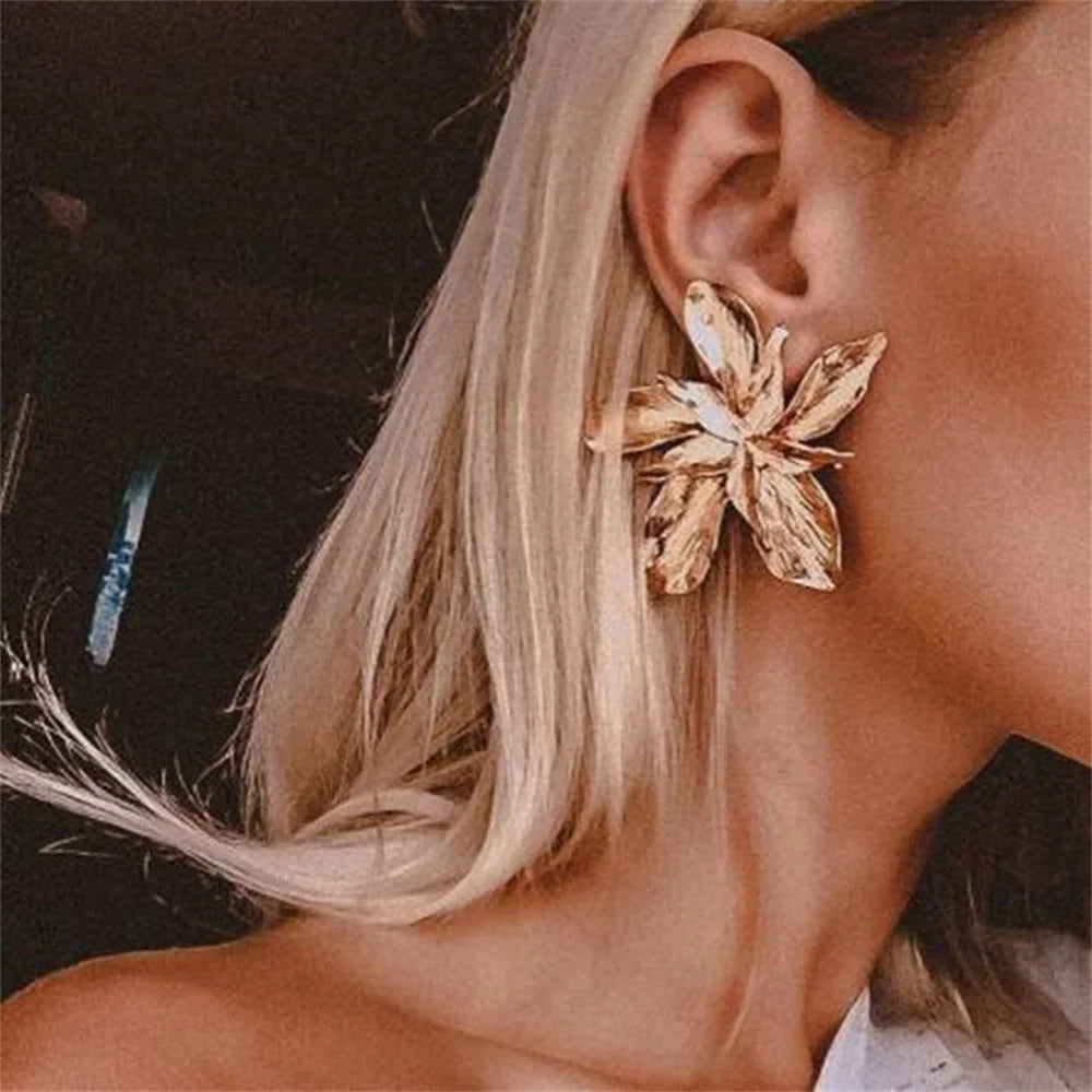 Pendientes de Botón Flor Grande Asimétrica oro