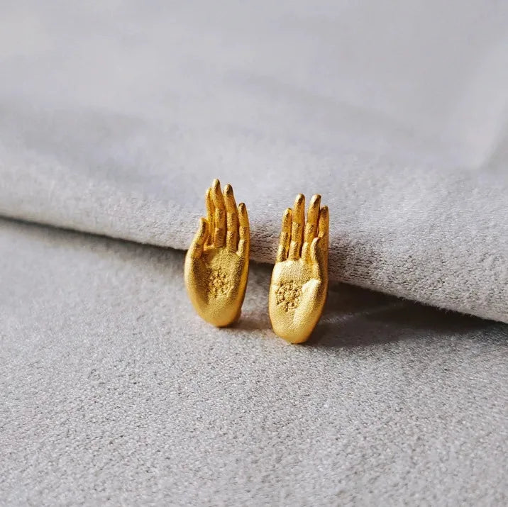 Pendientes de Botón Mano de Buda oro