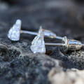 Pendientes de Botón Montañas Plateadas


Material: acero


Colores: plata


Tamaño: 1 cm de diámetro (ver imagen)


Garantizado sin alérgenos, adecuado para hombre, mujer, niño o niña


Producto muy elaborado