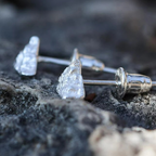 Pendientes de Botón Montañas Plateadas


Material: acero


Colores: plata


Tamaño: 1 cm de diámetro (ver imagen)


Garantizado sin alérgenos, adecuado para hombre, mujer, niño o niña


Producto muy elaborado
