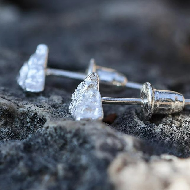 Pendientes de Botón Montañas Plateadas


Material: acero


Colores: plata


Tamaño: 1 cm de diámetro (ver imagen)


Garantizado sin alérgenos, adecuado para hombre, mujer, niño o niña


Producto muy elaborado