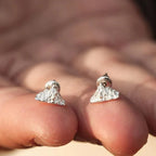 Pendientes de Botón Montañas Plateadas


Material: acero


Colores: plata


Tamaño: 1 cm de diámetro (ver imagen)


Garantizado sin alérgenos, adecuado para hombre, mujer, niño o niña


Producto muy elaborado