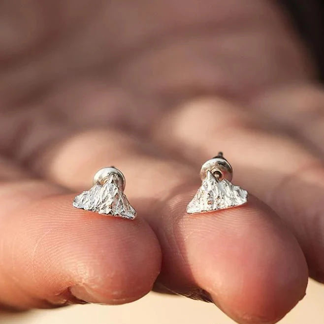 Pendientes de Botón Montañas Plateadas


Material: acero


Colores: plata


Tamaño: 1 cm de diámetro (ver imagen)


Garantizado sin alérgenos, adecuado para hombre, mujer, niño o niña


Producto muy elaborado