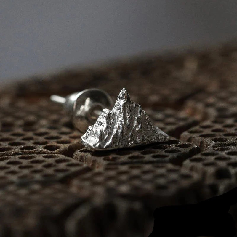 Pendientes de Botón Montañas Plateadas


Material: acero


Colores: plata


Tamaño: 1 cm de diámetro (ver imagen)


Garantizado sin alérgenos, adecuado para hombre, mujer, niño o niña


Producto muy elaborado