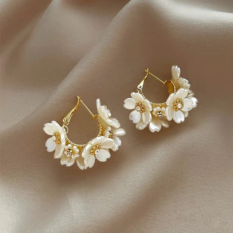 Pendientes Aros Retro Flores Blancas