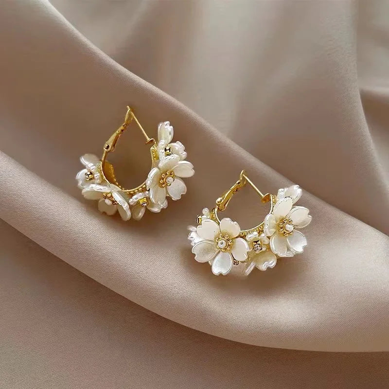 Pendientes Aros Retro Flores Blancas