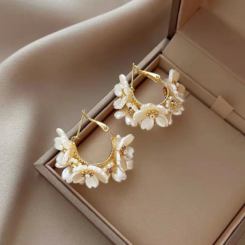 Pendientes Aros Retro Flores Blancas