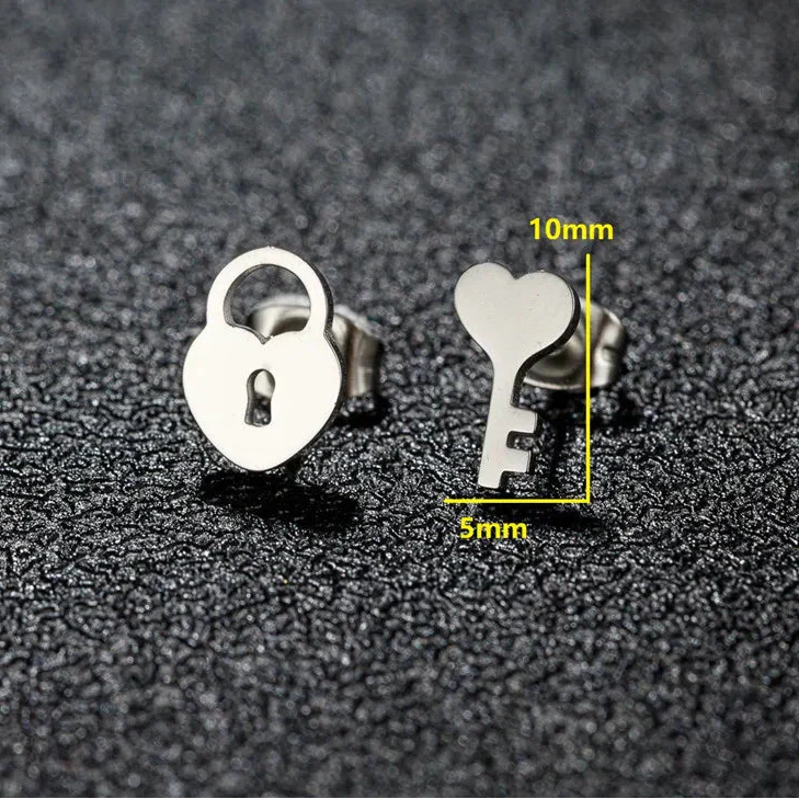 Boucles d'oreilles minimalistes clef et cadenas