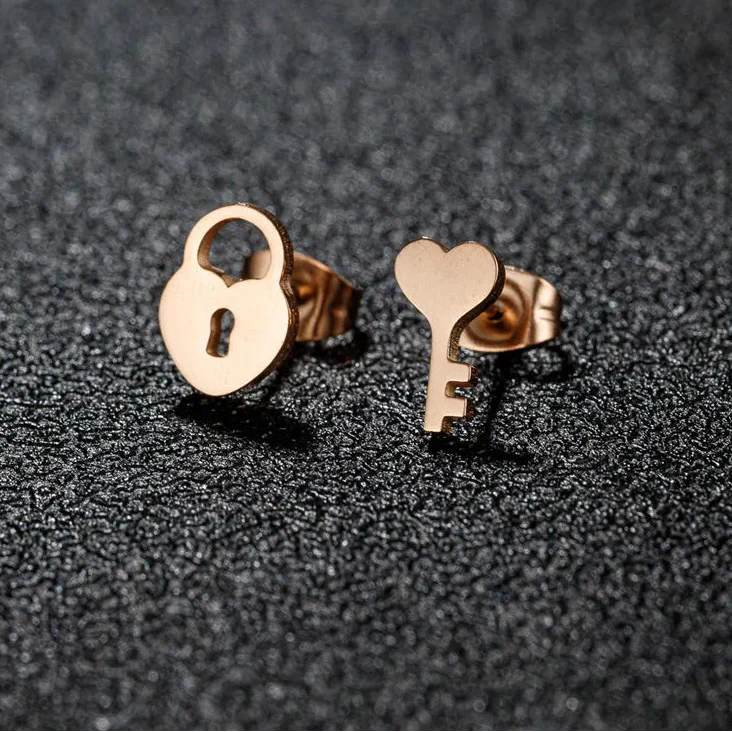 Boucles d'oreilles minimalistes clef et cadenas