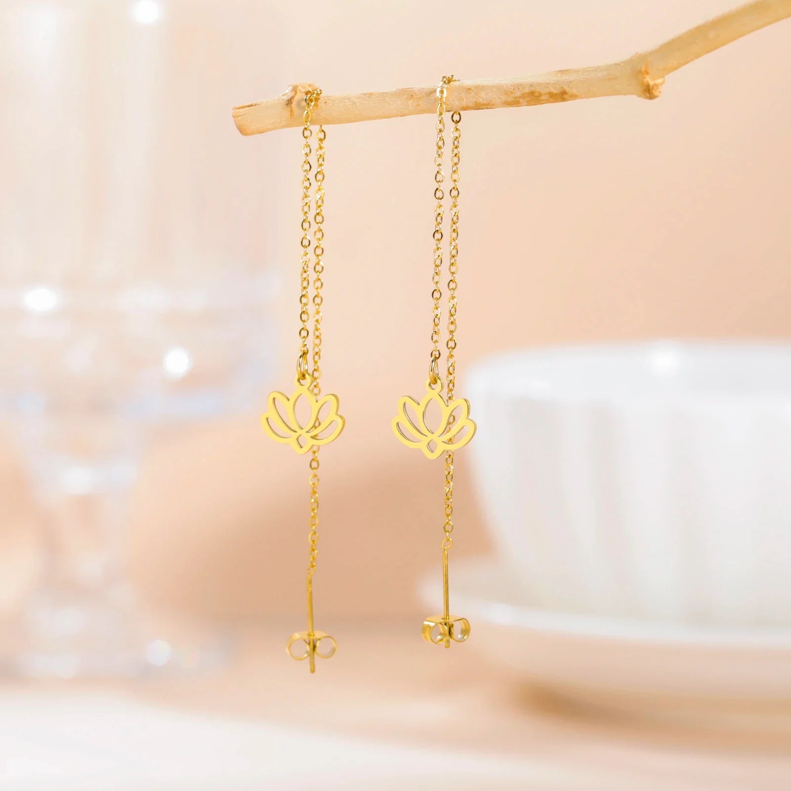 Pendientes Colgantes con Delicada Flor de Loto oro