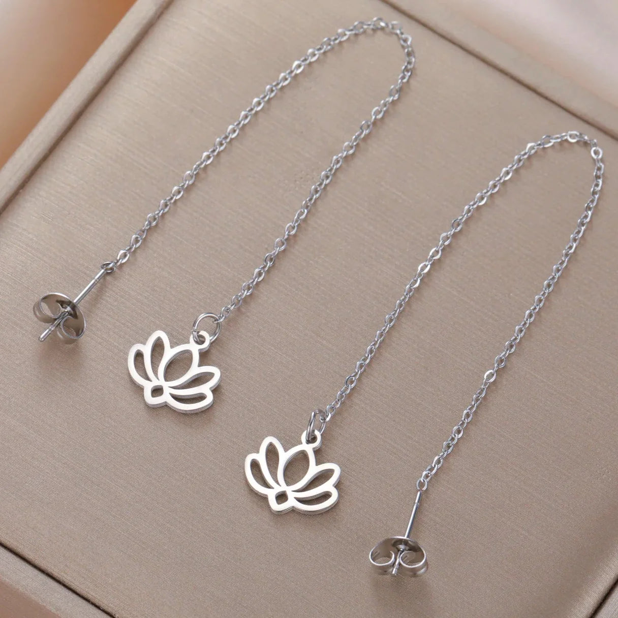 Pendientes Colgantes con Delicada Flor de Loto plata