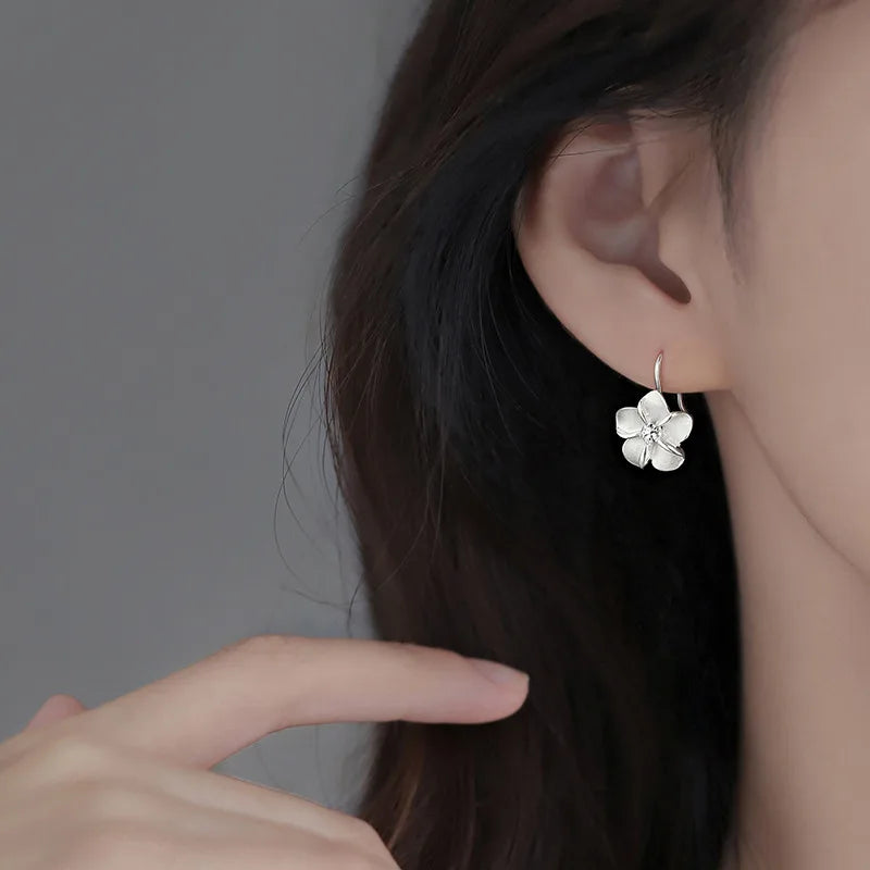 Pendientes Colgantes Flor Blanca Vintage de Circonio